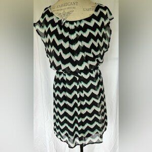 Love Reign Womens Belted Mini Dress in Black/Teal Chevron Sz M